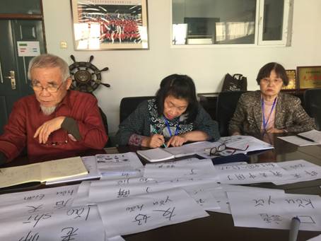 口述历史演讲团的员工在学汉语
